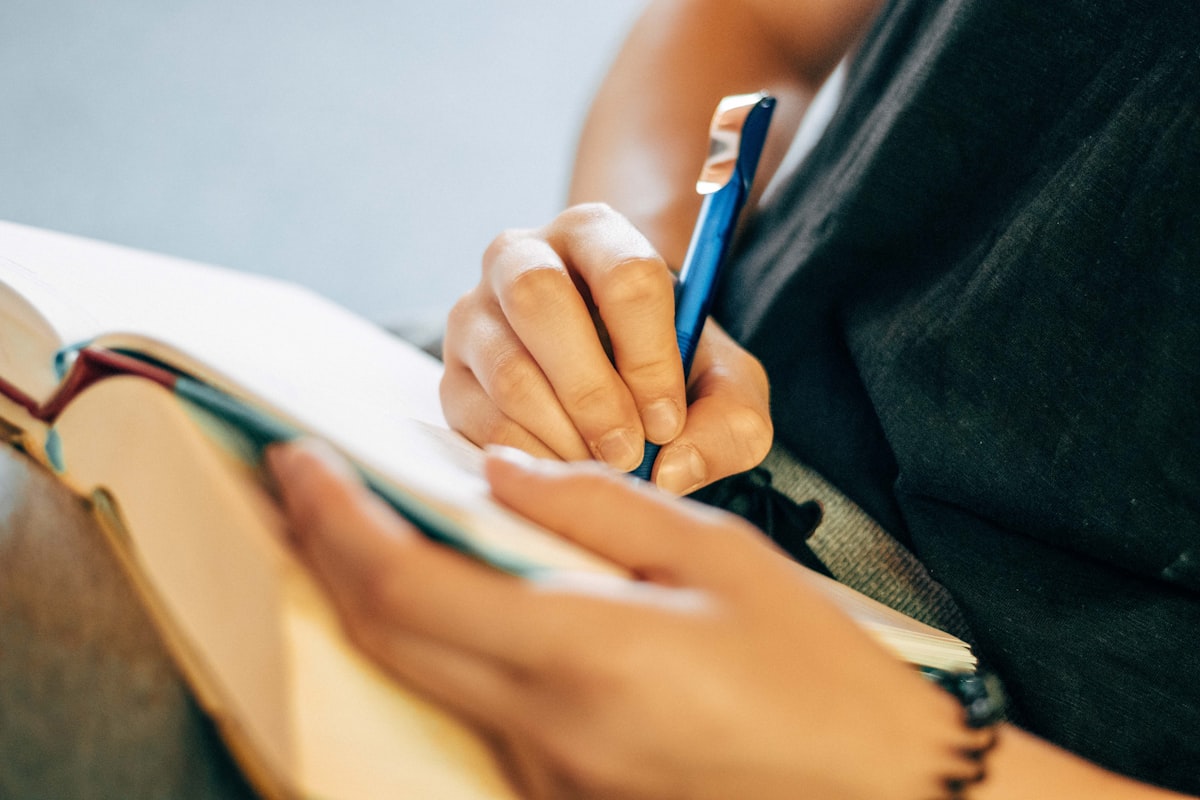 How to Write a Summary in 3 Steps: Tips and Examples