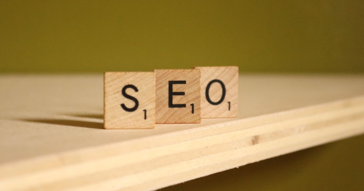 a wooden block that says seo on it